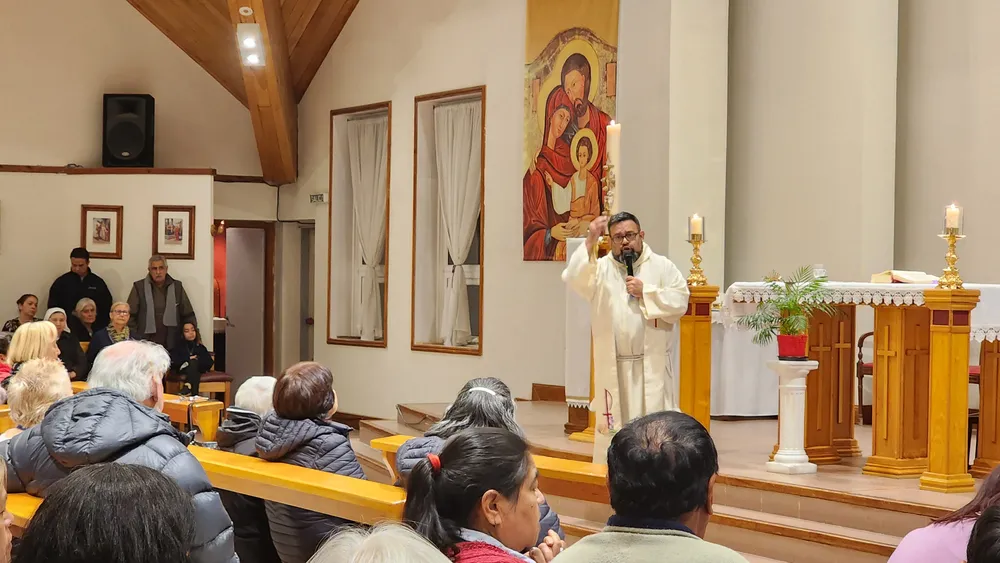 Sacerdote Martín Lampa en Sagrada Familia Ushuaia